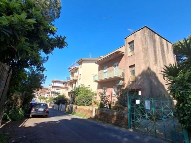 Vendesi villa singola a Roma via Cerda, Finocchio