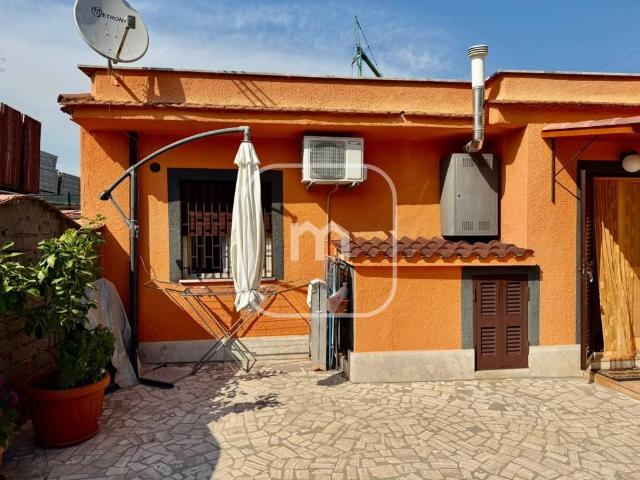 Vendesi villa singola a Roma via Gioia dei Marsi, 7, Case Rosse