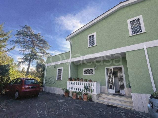 Vendesi villa singola a Roma via Ponte Gardena, Infernetto