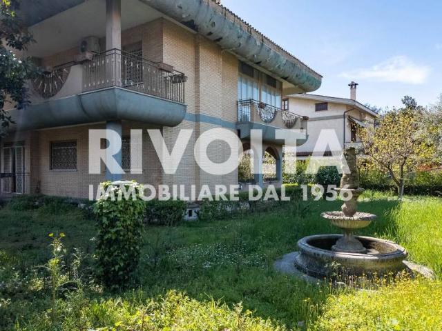 Vendesi villa singola a Roma via Rocca Imperiale, Anagnina