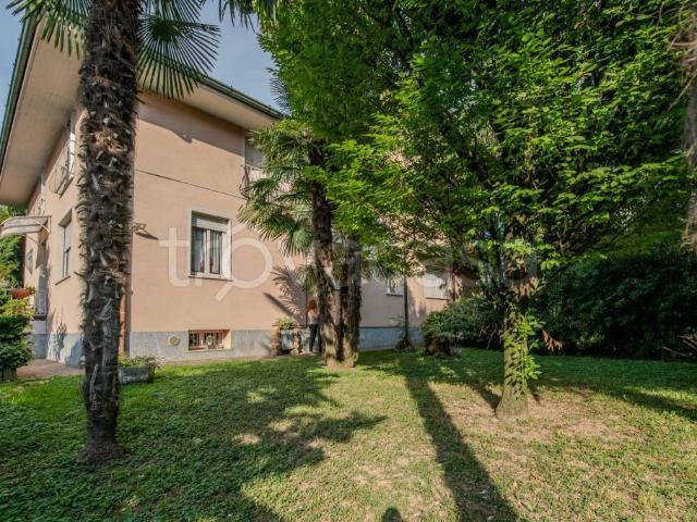 Vendesi villa singola a Romano di Lombardia viale Montecatini