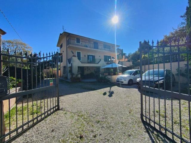 Vendesi villa singola a Rocca di Papa via dei Colli