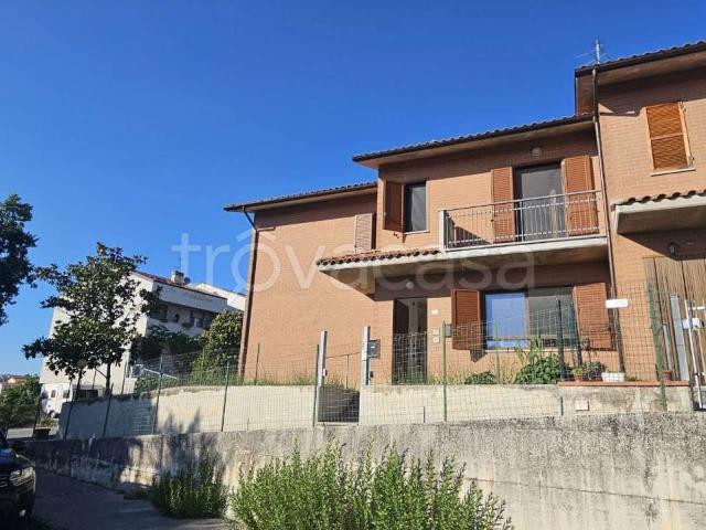 Vendesi villa singola a Santa Maria Nuova, Collina
