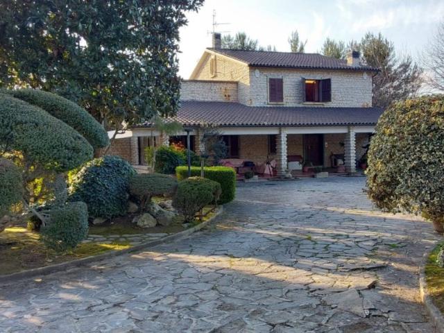 Vendesi villa singola a San Severino Marche