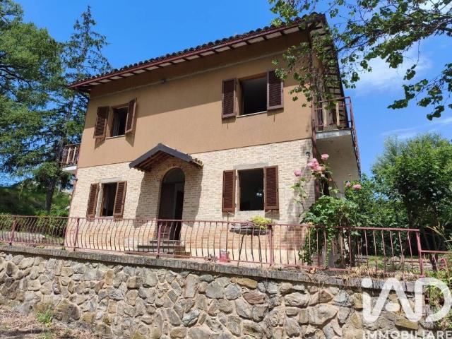 Vendesi villa singola a Sarnano via Delle Grazie