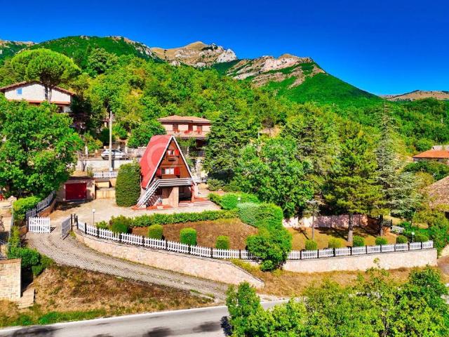 Vendesi villa singola a Sarnano