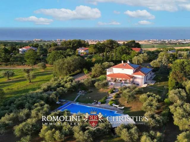 Vendesi villa singola a Senigallia
