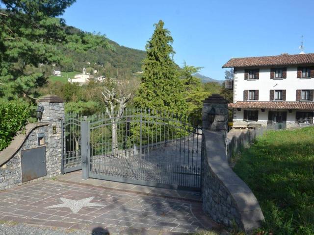 Vendesi villa singola a Selvino