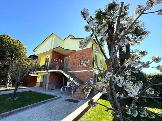 Vendesi villa singola a Spoleto via dell'Unità