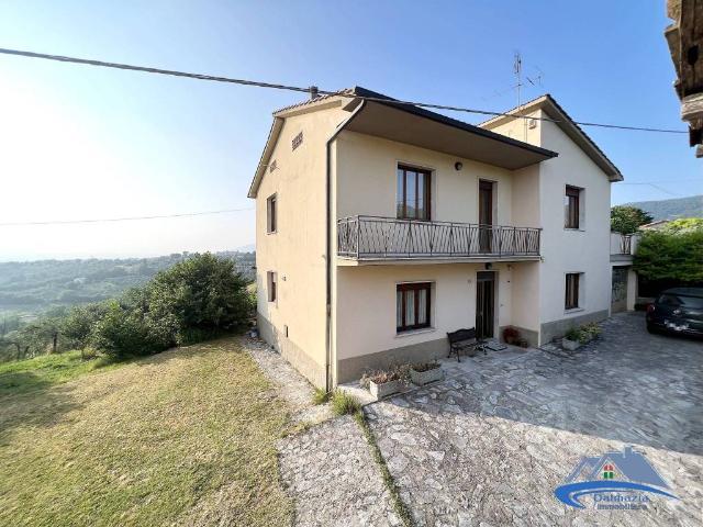 Vendesi villa singola a Stroncone