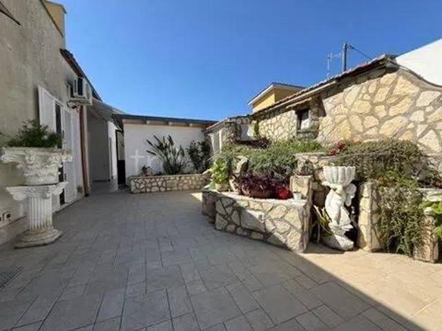 Vendesi villa singola ad Anzio, Villa Claudia