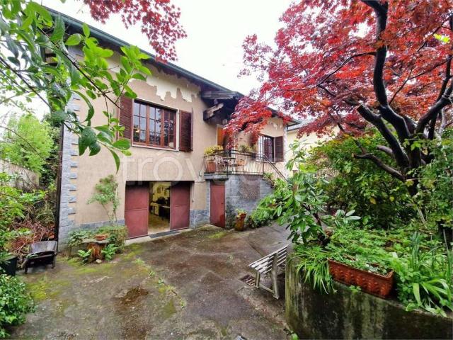 Vendesi villa singola ad Angera via Varesina