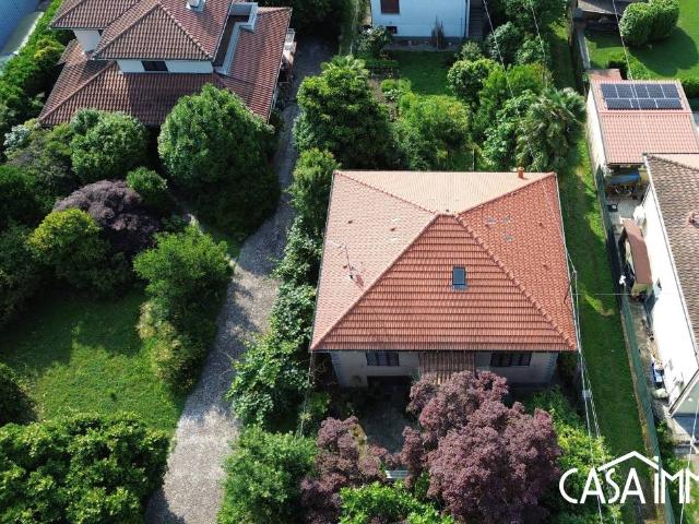 Vendesi villa singola ad Angera via Varesina