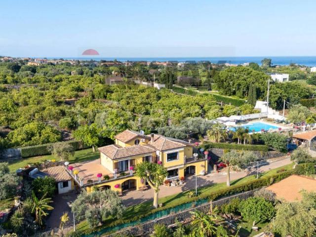 Vendesi villa singola ad Acireale via Carini, 27