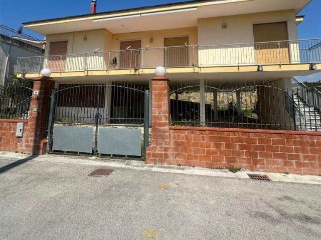 Vendesi villa/villetta a Castel Volturno