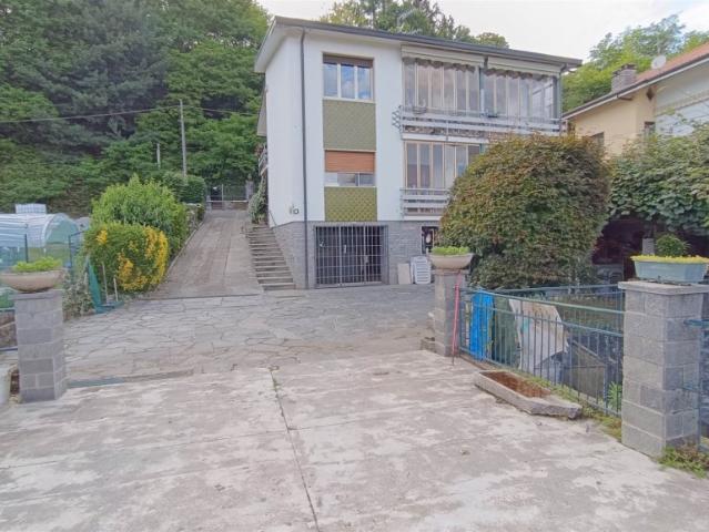 Vendesi villa/villetta a Meina, Ghevio