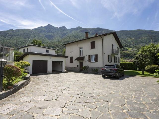 Vendiamo interessante casa bifamiliare a Camorino