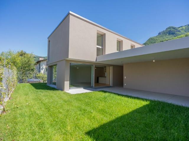 Vendiamo splendide ville design a Cadro