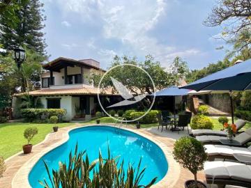 [VENDIDA] Casa estilo hacienda con alberca y jardín maduro en Lomas de Cortés