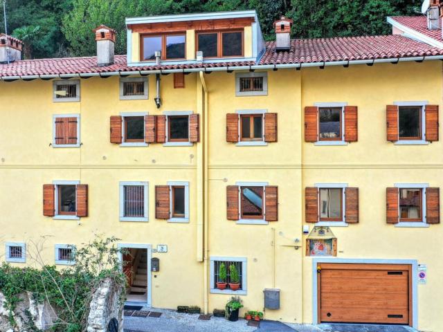 Vendita Casa indipendente / Villa 385 m² 3 camere Gemona. 385m² Gemona del Friuli