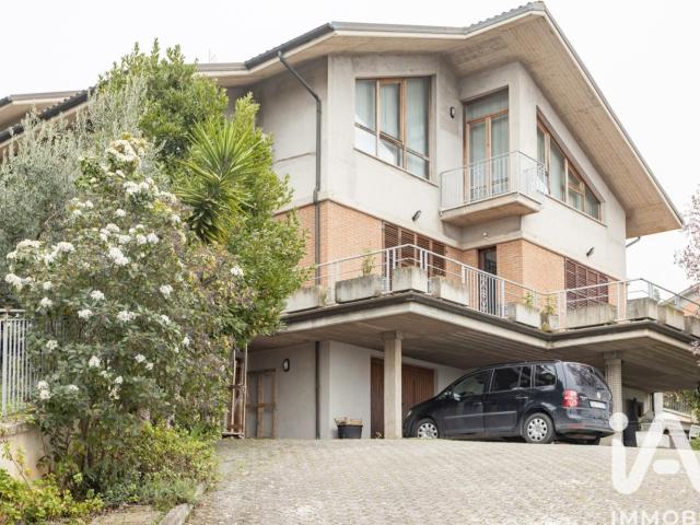 Vendita Casa indipendente / Villa 495 m² 5 camere Camera. 495m² Camerata Picena