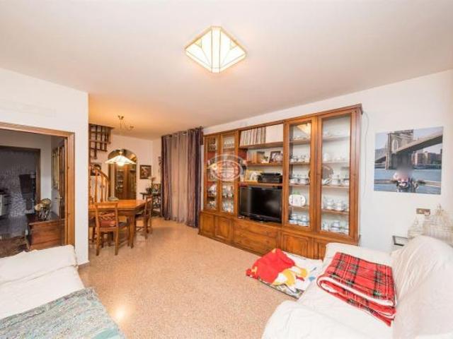 Vendita di una casa singola a Cesena, con quattro camere da letto, due bagni, cucina abitabile, giardino, garage, cantina e ingresso indipendente