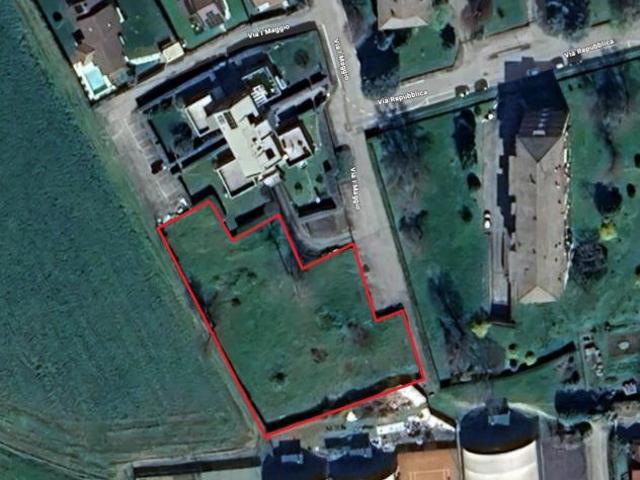 Vendita Terreno edificabile da 2900 mq in Via Primo Maggio con giardino