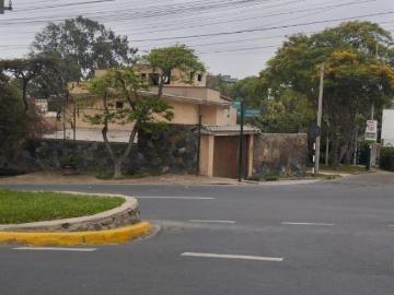 Vendo 408 M2 de Casa como Terreno En Esquina Con Salida A Parque, Urb Los Álamos, Santiago De Surco