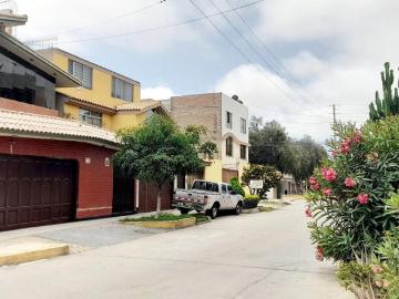VENDO AMPLIA CASA EN ESQUINA CON PISCINA SURCO