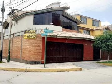 VENDO AMPLIA CASA EN ESQUINA CON PISCINA SURCO