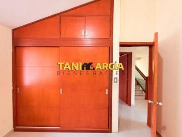 Vendo Amplia Casa en Fortín, privada con portón eléctrico, salida al Boulevard Córdoba Fortín