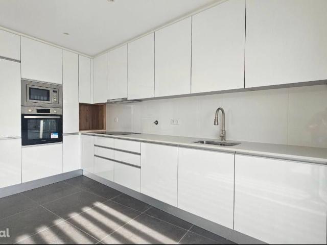 Vendo Apart T2 com Parqueamento e Arrecadação Santa Marta