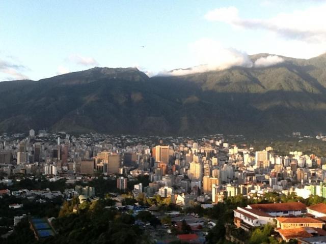 VENDO APARTAMENTO COLINAS DE BELLO MONTE CER A DE EMBAJADA AMERICANA