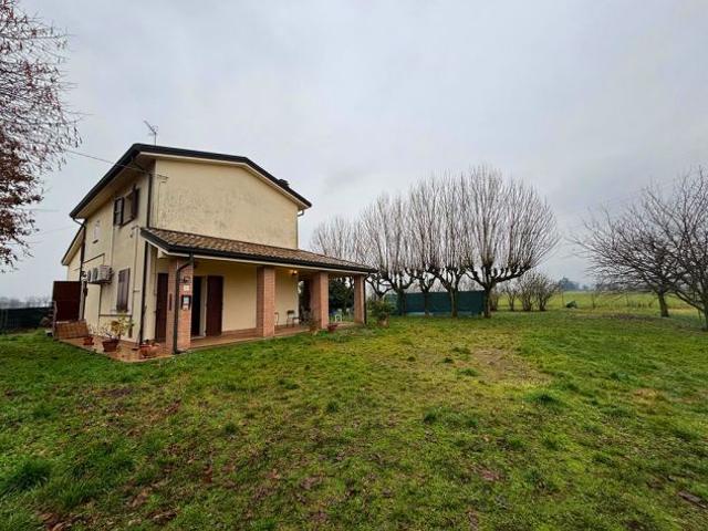 Vendo appartamento in bifamiliare con giardino e piscina