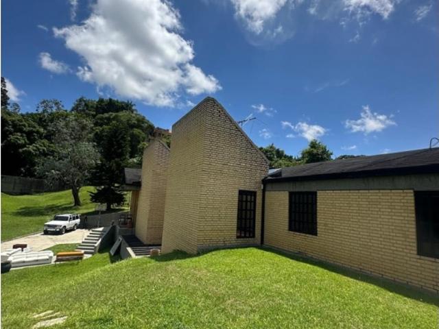 Vendo casa c/ jardines 560m2 Oripoto 3011