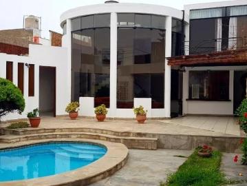 VENDO CASA CERCA AL MAR, PLAYA PULPOS, PISCINA, 4 DORM