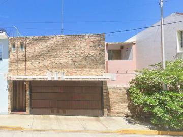 VENDO CASA CERCA DE LEYES DE REFORMA, SOBRE AVENIDA PRINCIPAL