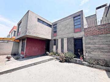 VENDO CASA COMO TERRENO EN AV. TOMÁS MARZANO SURCO!