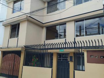 VENDO CASA con 3 Dptos. 6 cuadras del C.CATAHUALPA
