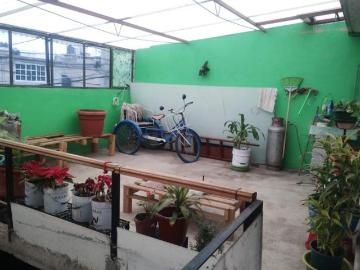 VENDO CASA CON DOS DEPARTAMENTOS CERCA METRO MUZQUIZ