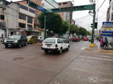 VENDO CASA CON LOCALES COMERCIALES EN LA AV HUAYRUROPATA