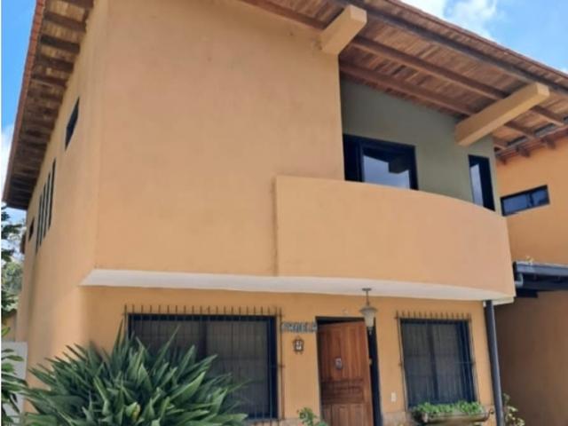 Vendo Casa de Tres Niveles en Colinas de Carrizal