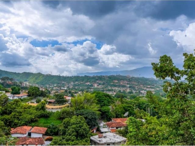 Vendo casa de 3 niveles 560m2 El Peñón
