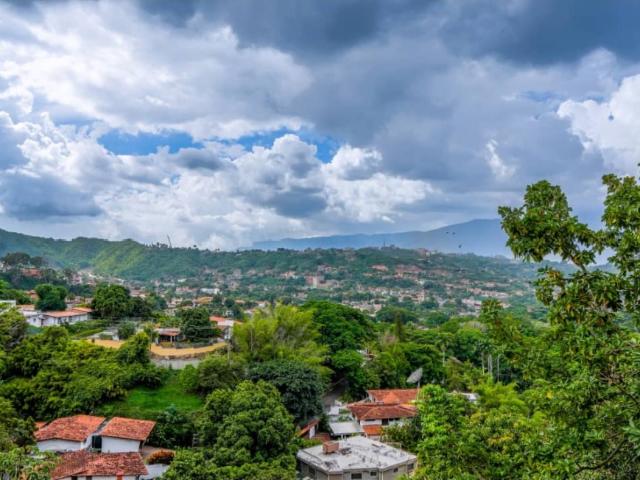 Vendo casa de 3 niveles 560m2 El Peñón 9257