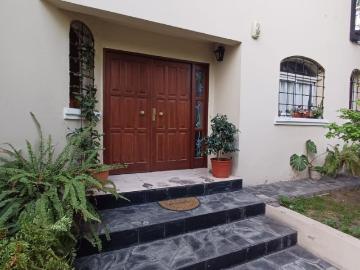 Vendo casa de 4 dorm. C/ cochera doble en godoy cruz