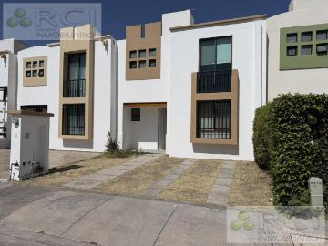 VENDO casa en OASIS Residencial bien ubicada