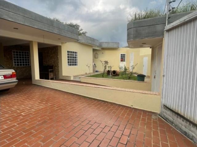 Vendo casa en calle cerrada 640m2 La Lagunita 3955