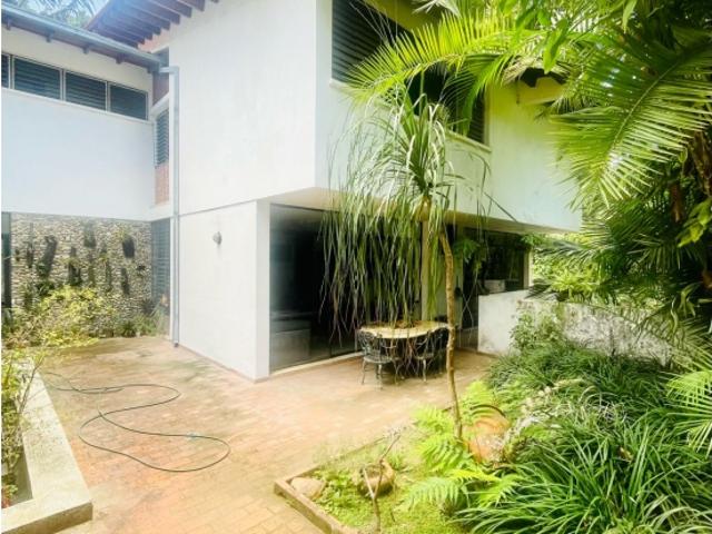 Vendo casa en calle cerrada 750m2 La Castellana 8996