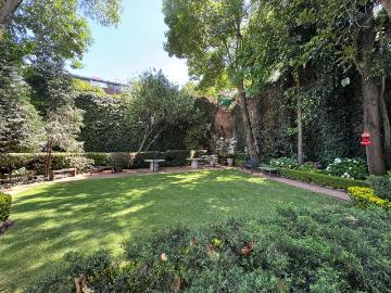 Vendo casa en condominio con gran jardín