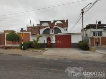 VENDO CASA EN ESQUINA CON DOBLE COCHERA PARA 5 AUTOS TACNA